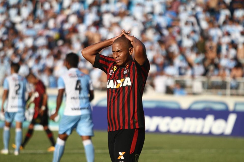 Walter esteve apagado no jogo contra o Londrina. | Roberto Custodio/Gazeta do Povo