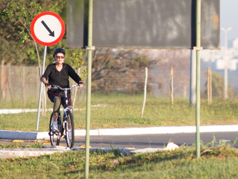 Dilma costuma pedalar todas as manhã: hábito da presidente foi mantido nesta sexta-feira (4), quando ocorre nova fase da Operação Lava Jato | Ed Ferreira/Folhapress