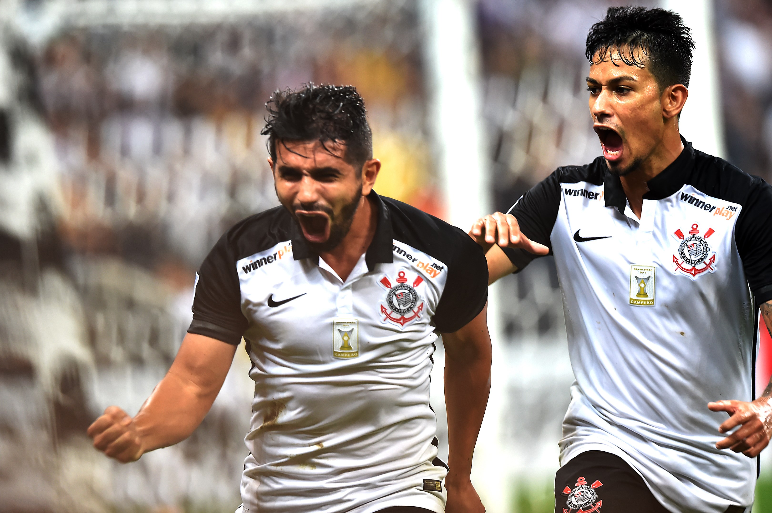 Guilherme comemora o gol que garantiu a vitória do Corinthians sobre o Santa Fe, no Itaquerão; | Nelson Almeida/AFP