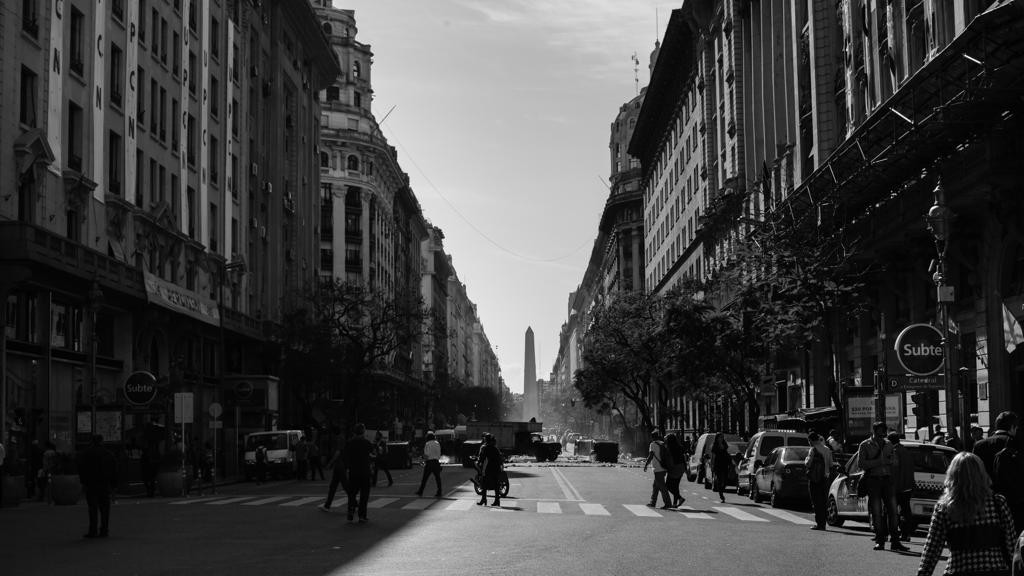 Fotografias de Elisandro Dalcin, marido de Mariana: os dois se mudaram de um apartamento em San Telmo para uma casinha no bairro antiturístico de Colegiales.
