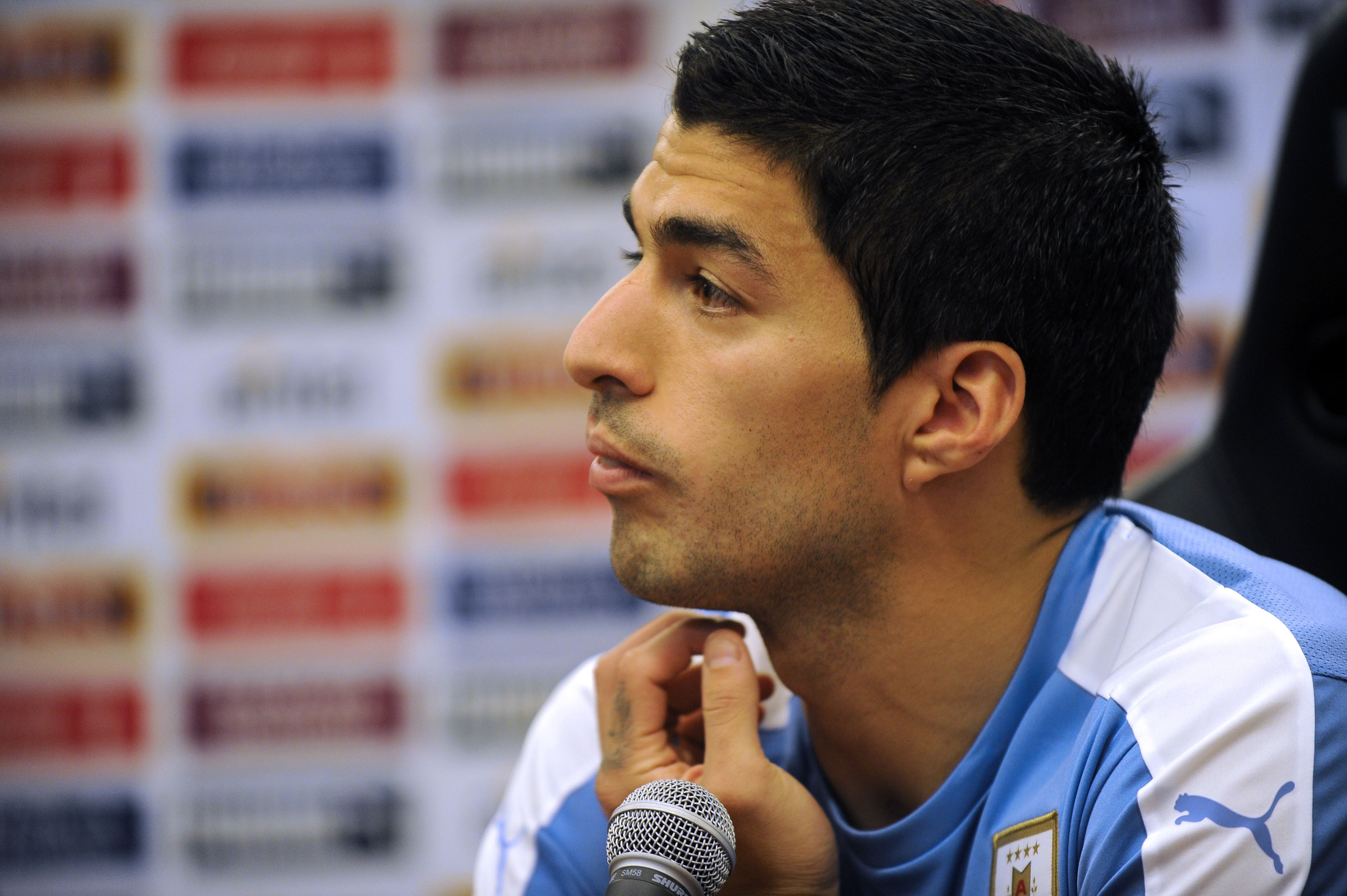 Destaque do Barcelona, Suárez é motivo de preocupação no jogo do Brasil com o Uruguai. | MIGUEL ROJO/AFP