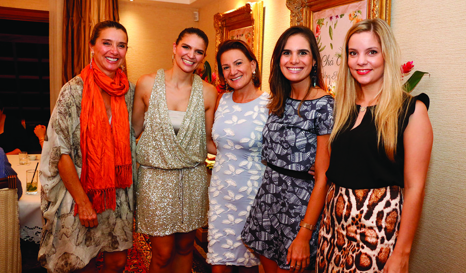 Ana Karolina Amastha (vestido prata) ganhou no sábado um Chá Bar na residência de Beth Gugelmin (vestido florido), no Parque Barigui, pelo casamento marcado para 23 de abril em Punta Cana. Com ela na foto, sua mãe, Glogerley Amastha (1ª à esq.), Bianca Gugelmin e Laura Simões de Assis. | Jader da Rocha