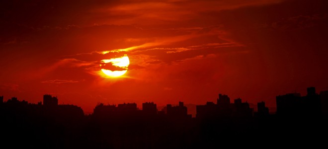 O fim do verão marcado pelo por do sol da capital paranaense - Foto: Antônio More / Gazeta do Povo | 