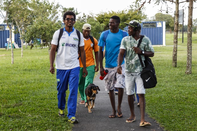 Técnico Figueroa Conceição, descobridor do campeão mundial Isaquias Queiroz, com canoístas africanos em Curitiba. | Daniel Castellano/Gazeta