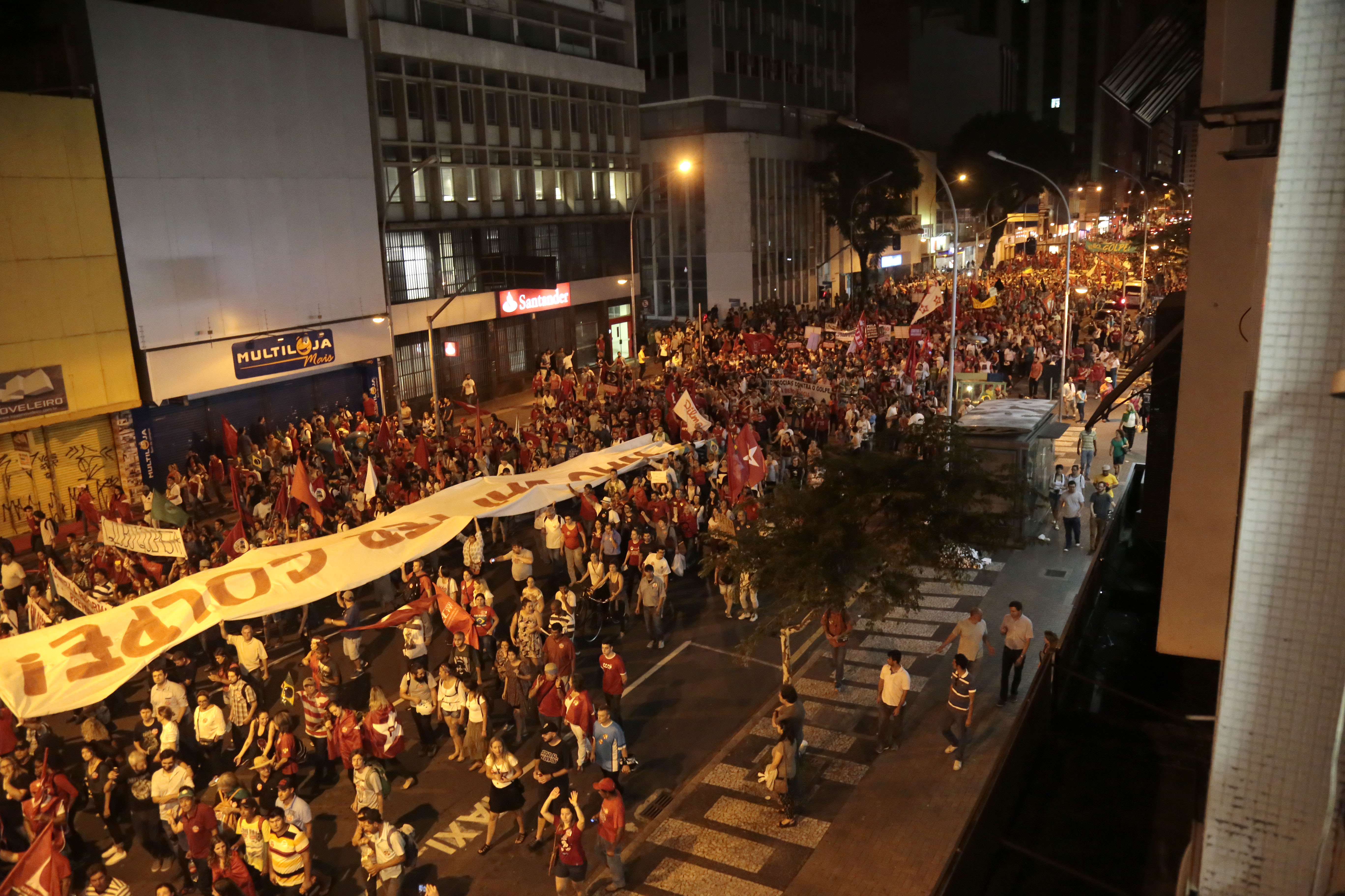 Simpatizantes do governo durante manifestação de sexta (18) em Curitiba: cerca de 5 mil pessoas de acordo com a PM. | Pedro Serápio/Gazeta do Povo