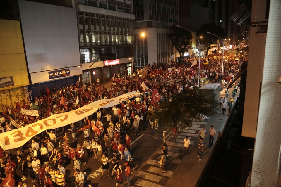 Mobilização antigoverno foi 13 vezes maior que ato a favor de Lula e Dilma Simpatizantes do governo durante manifestação de sexta (18) em Curitiba: cerca de 5 mil pessoas de acordo com a PM. | Pedro Serápio/Gazeta do Povo