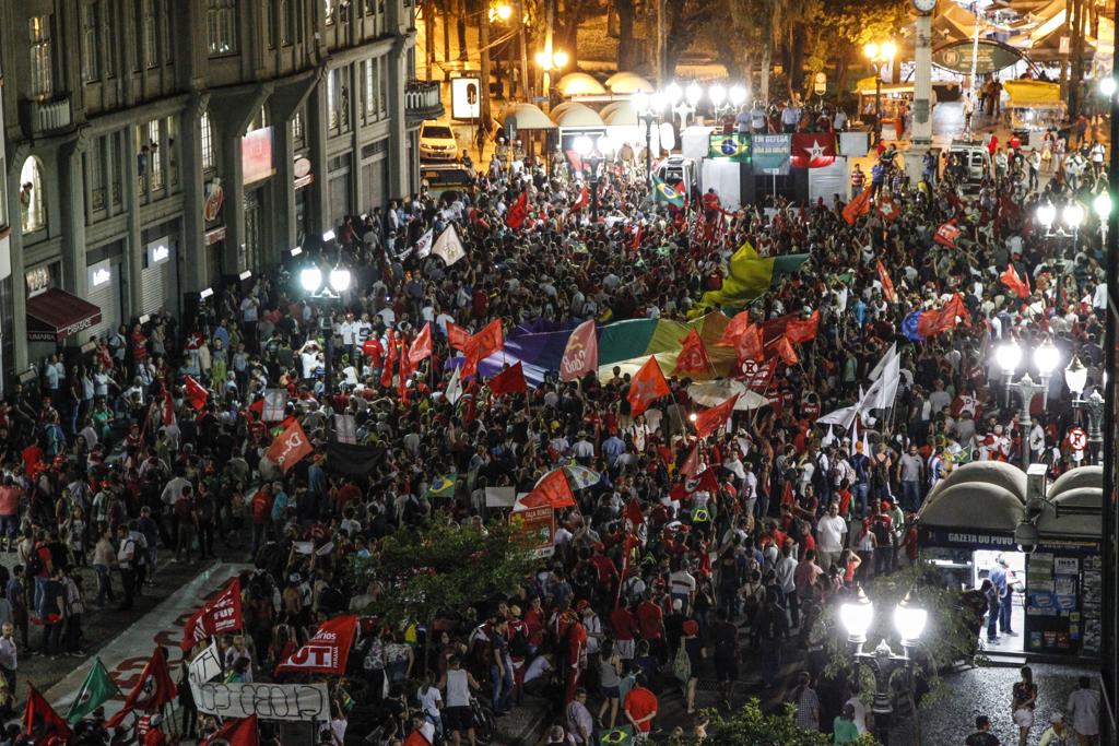 Manifestantes fizeram passeata no centro de Curitiba para apoiar o governo Dilma e o ex-presidente Lula. | Daniel Castellano/Gazeta do Povo