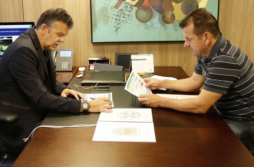 Gilmar e Dunga em reunião após giro pelos clubes europeus. | Rafael Ribeiro/CBF