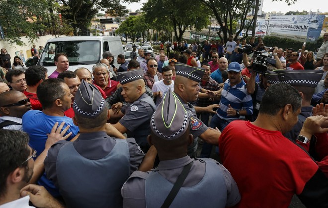 Apoiadores do ex-presidente Lula causam tumulto em frente à casa do político, em São Bernardo do Campo, São Paulo. Foto: | Miguel Schincariol/AFP