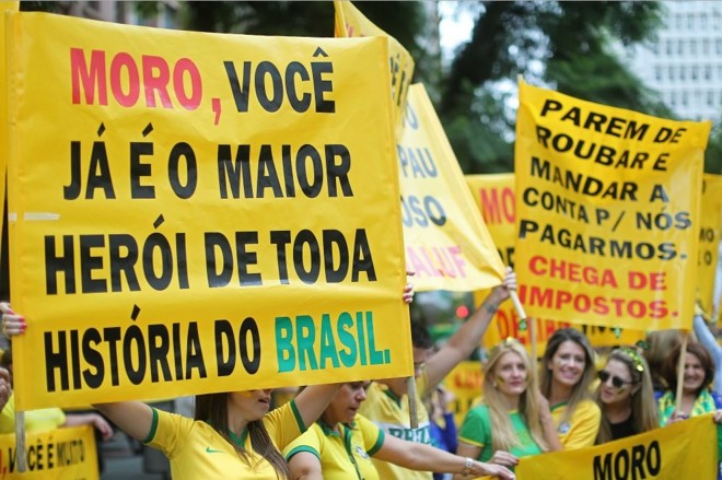 No protesto deste domingo (13), manifestantes exibiram cartazes colocando Sérgio Moro como o maior herói da história do Brasil. Foto: | HEULER ANDREYAFP