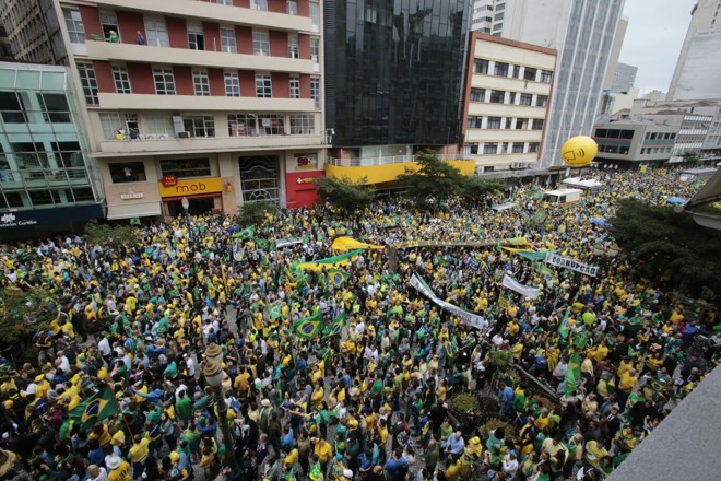 Perto das 16h, multidão toma conta da Boca Maldita | Pedro Serapio/Gazeta do Povo