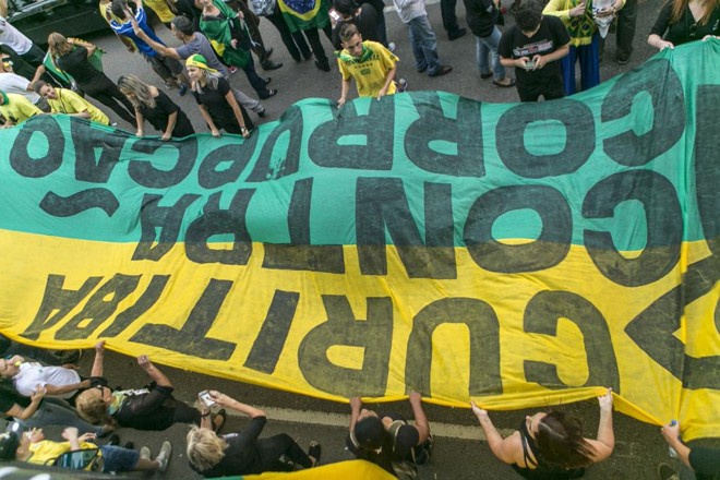 Faixa com a frase “Curitiba contra corrupção” é estendida em Curitiba em protesto anti-PT desta quinta (17). Foto: | Marcelo Andrade/Gazeta do Povo