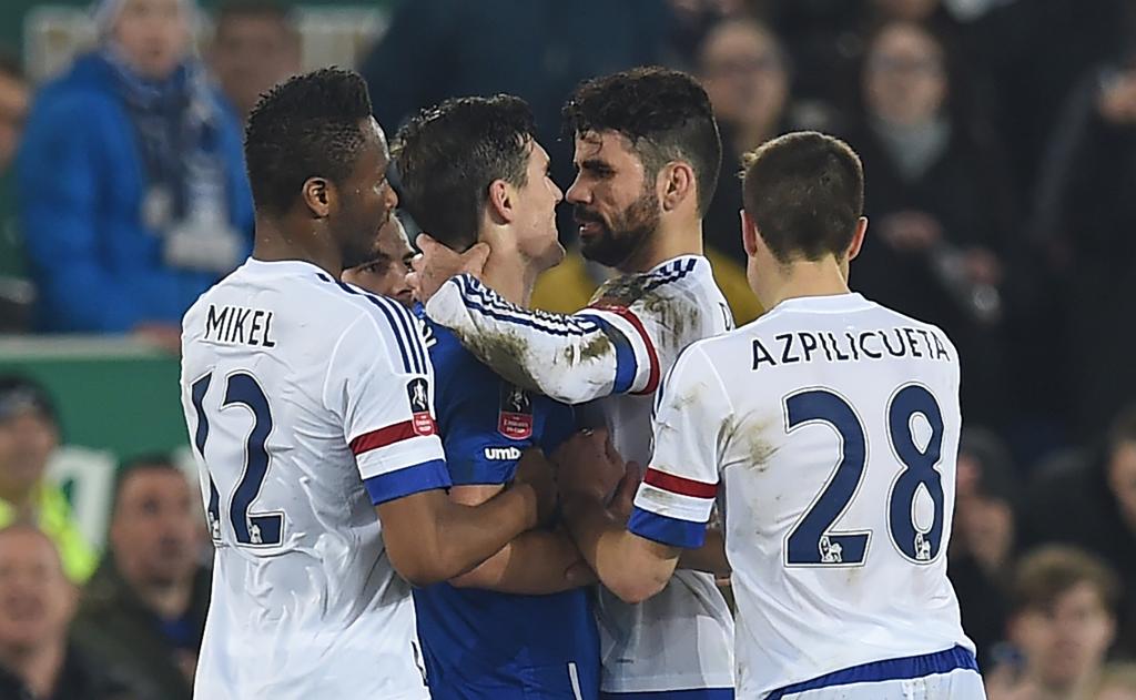 Diego Costa, do Chelsea, agarra o pescoço de Gareth Barry no lance em que também mordeu o adversário e foi expulso. | Paul Ellis/AFP