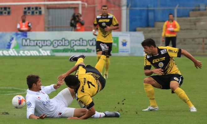 O volante Jean para o ataque do Cascavel no empate sem gols no Durival Britto. Tricolor mostrou vontade, mas emendou o segundo tropeço seguido na competição. Antes, havia sido derrotado pelo Coritiba. | Ivonaldo Alexandre/Gazeta do Povo