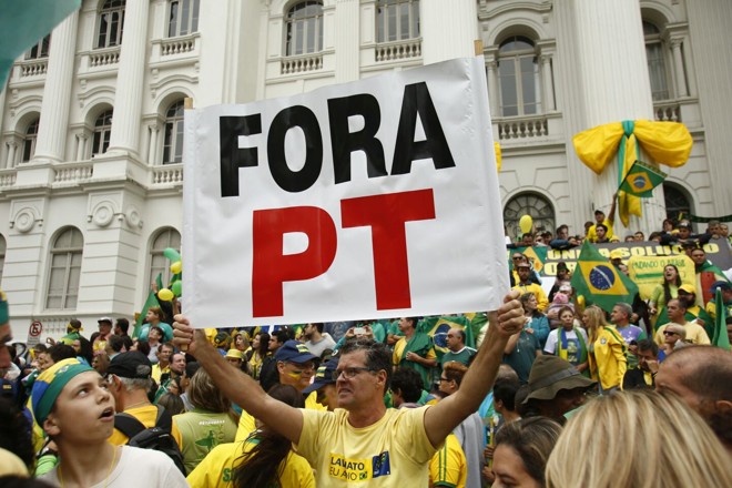 Manifestante segura cartaz contra o Partido dos Trabalhadores (PT) | Marcelo AndradeGazeta do Povo