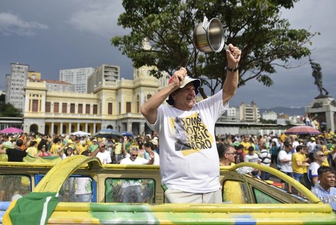A “Moromania” também foi forte em Belo Horizonte. Manifestante em carro de som usa camisa em apoio ao juiz na capital. | Douglas Magno/AFP