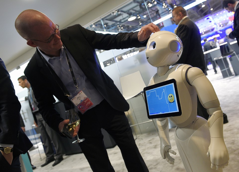 Robô Pepper foi desenvolvido pela empresa japonesa Softbank para fazer companhia às pessoas. | Lluis Gene/AFP
