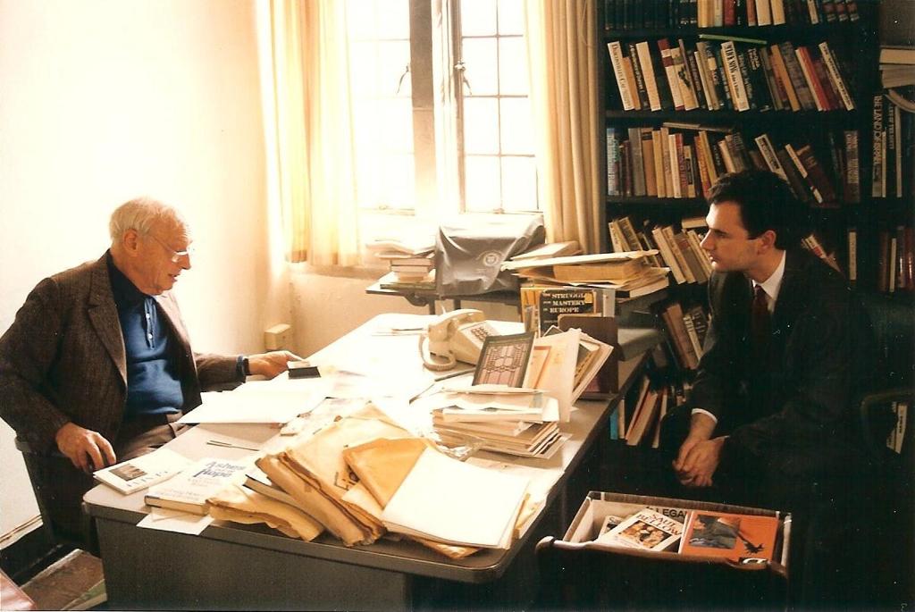 Saul Bellow (à esq.) concede entrevista na Universidade de Chicago em 1992. | Goran Mikic/Wikimedia Commons