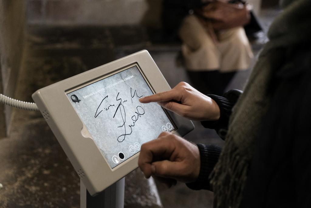 Depois de limpar todas as paredes da escadaria de 414 degraus da catedral Santa Maria del Fiore, as autoridades  de Florença incluíram três tablets na escada na expectativa de que os visitantes deixem uma marca virtual, sem danificar o monumento | ALESSANDRO GRASSANI/NYT