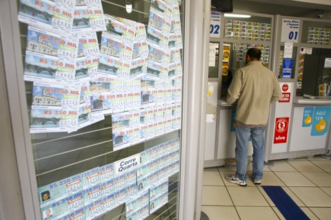 Governo quer “privatizar” raspadinhas Lotérica: além da concessão das raspadinhas, governo estuda legalizar cassinos e bingos no país. | Gazeta do Povo/Arquivo