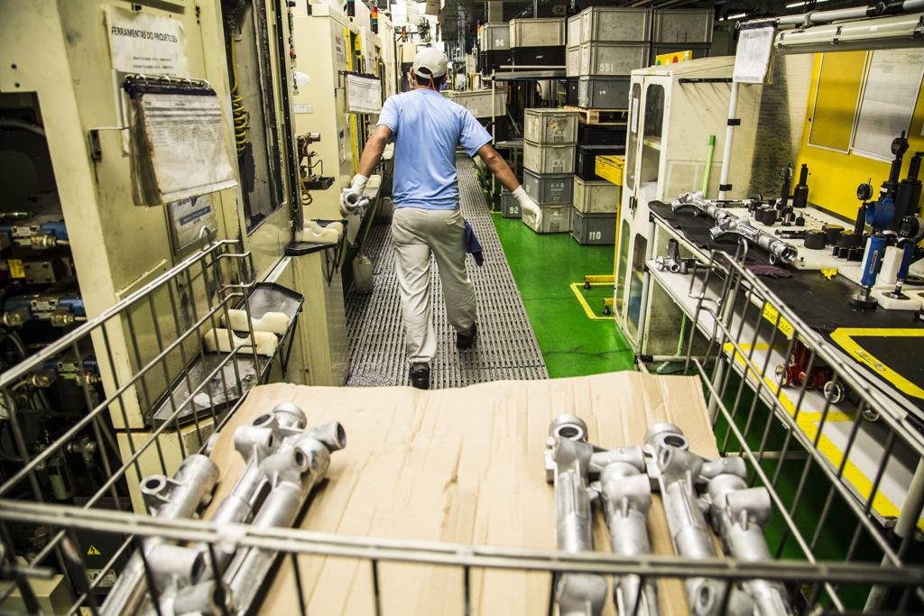 Entre os setores produtivos, A indústria teve a maior queda percentual no ano passado, de 6,2% | Brunno Covello/Gazeta do Povo