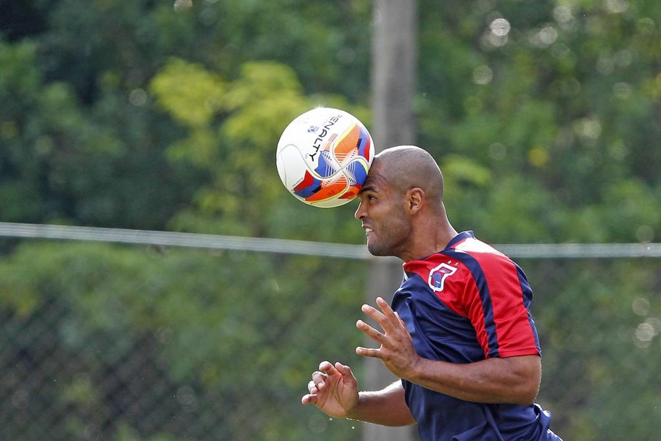 O atacante Lúcio Flávio marcou seis gols pelo Paraná, mas acabou caindo de rendimento junto com o time. | Antônio More/Gazeta do Povo