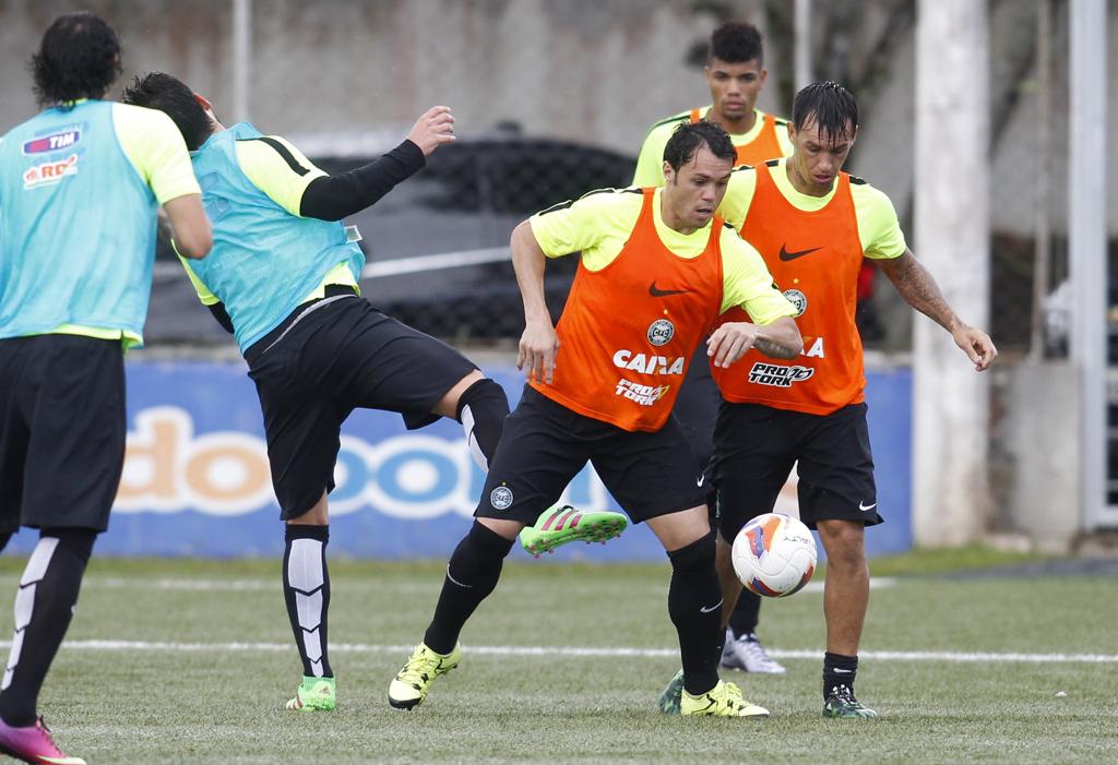 Kléber treinou normalmente às vésperas do Atletiba. | Daniel Castellano/Gazeta do Povo