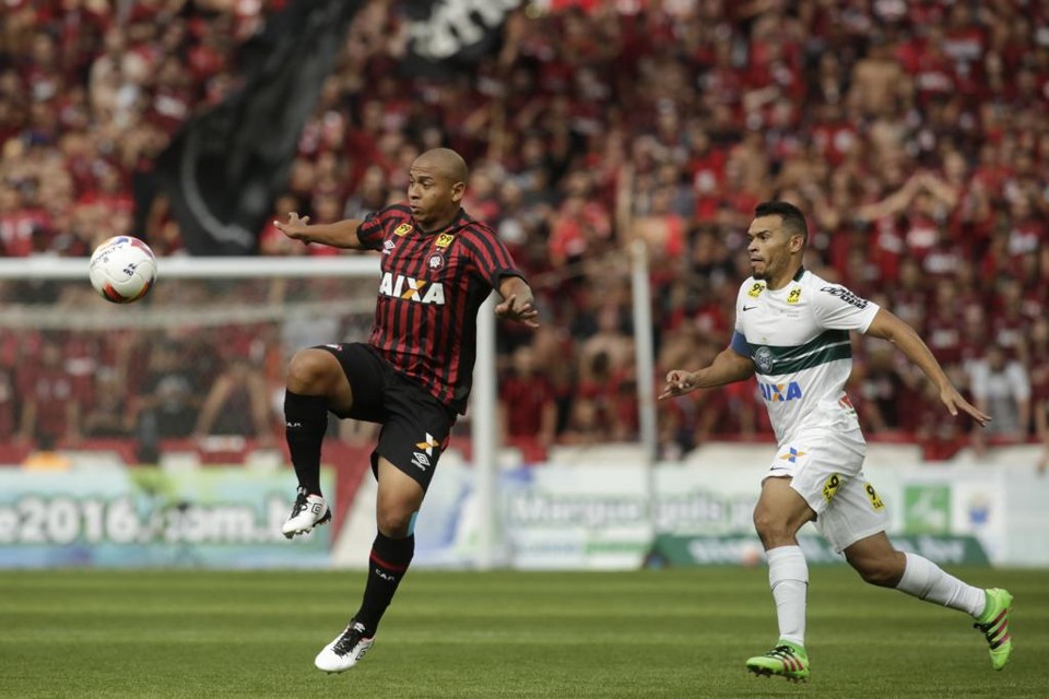 Postagem do Coritiba compara o número de gols do goleiro Wilson ao do atacante atleticano Wilson. | Lineu Filho/Tribuna do Paraná