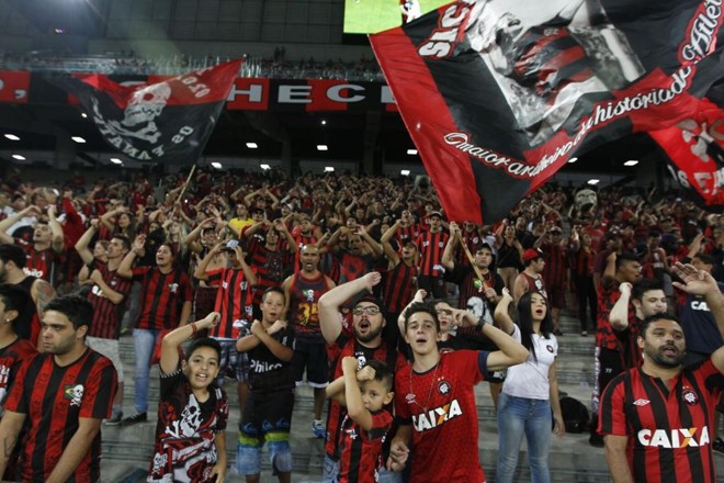 Fim do jejum de vitórias no Paranaense – após cinco jogos – com goleada na Arena da Baixada garante a festa rubro-negra nas arquibancadas do Caldeirão. | Antônio More/Gazeta do Povo