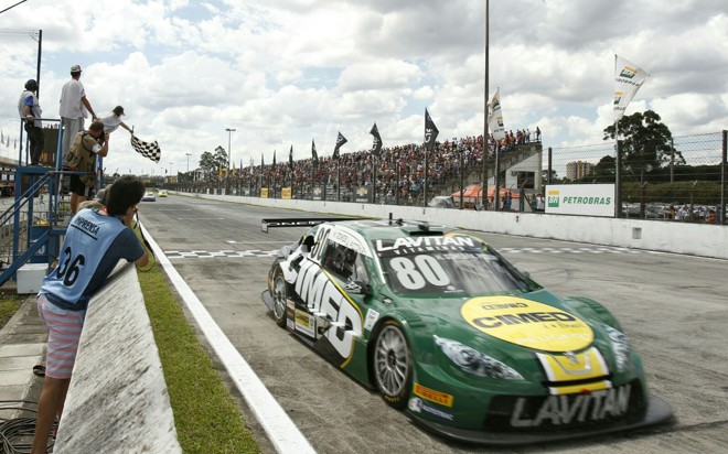 Carro de Marcos Gomes e Antonio Pizzonia cruza a linha de chegada em primeiro lugar na primeira etapa da Stock Car 2016. Corrida marcou a despedida da categoria do autódromo de Pinhais. | Daniel Castellano/Gazeta do Povo