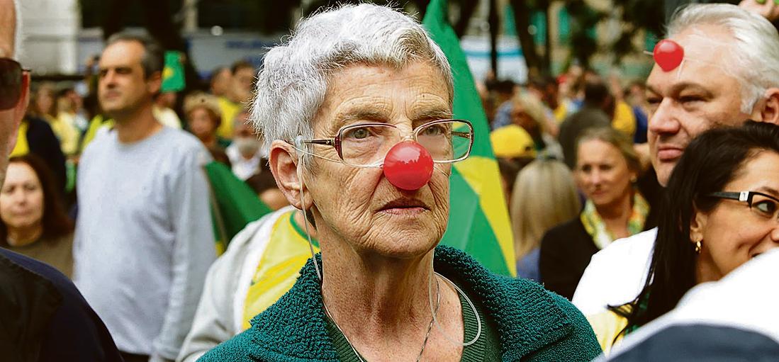 Muitos idosos foram às ruas em Curitiba, alguns com nariz de palhaço. | Fotos: Julio César Souza