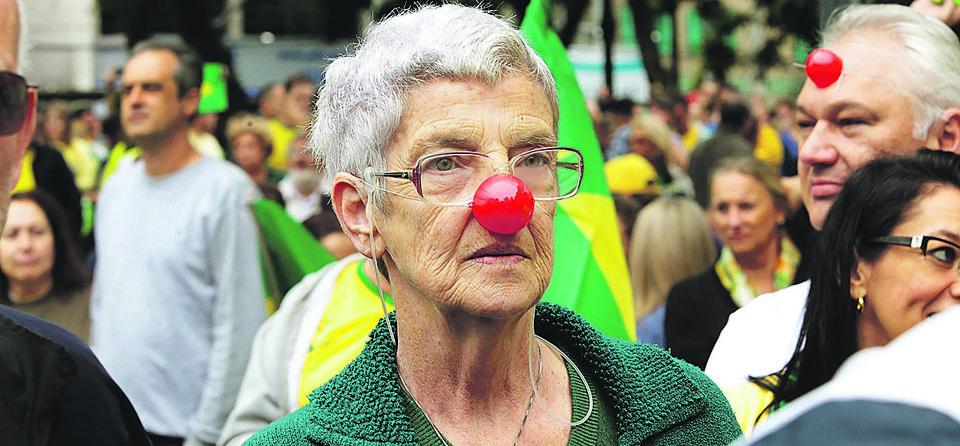 Muitos idosos foram às ruas em Curitiba, alguns com nariz de palhaço. | Fotos: Julio César Souza