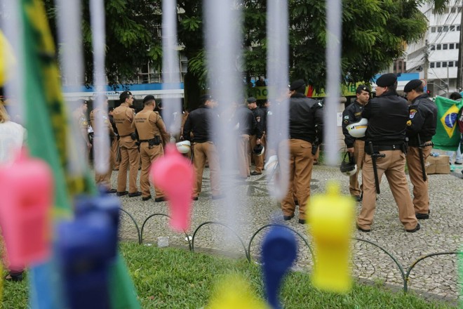 Por volta do meio-dia, já havia grande movimentação policial na Praça Santos Andrade | Giuliano Gomes/Gazeta do Povo