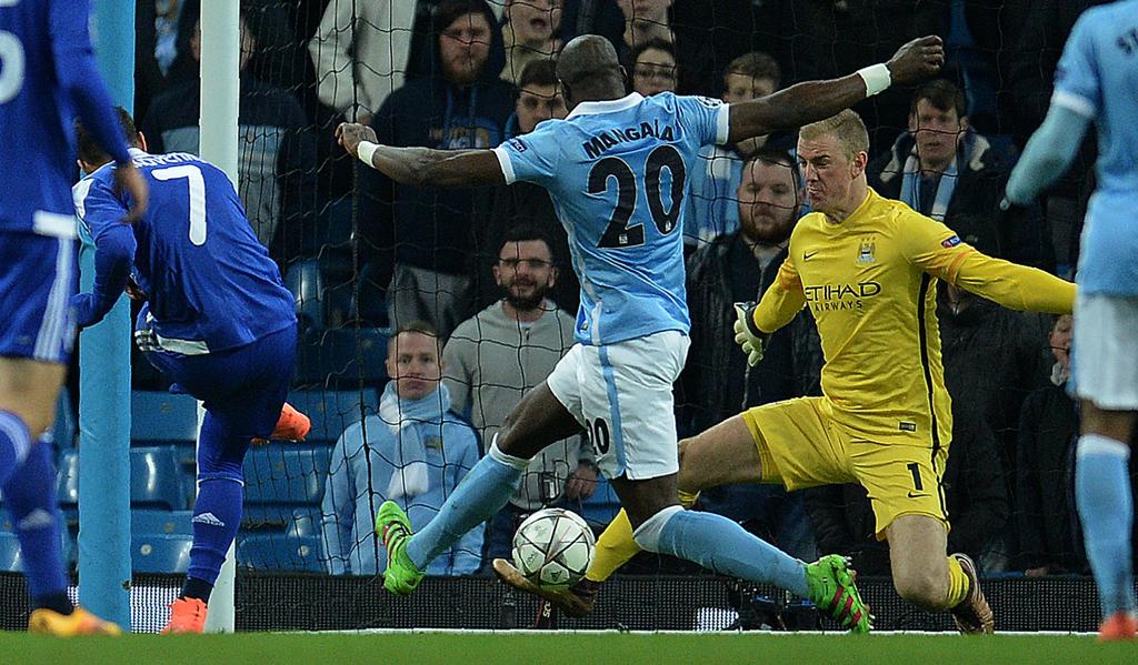 O goleiro Joe Hart defende chute do atacante do Dínamo de Kiev: classificação assegurada. | Oli Scarff/AFP