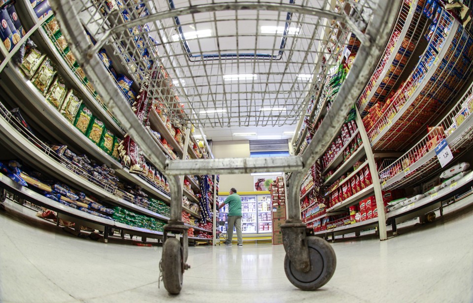 Gastos com supermercado caíram de 39,3% da renda familiar em 2015 para 34,3% neste ano. | Daniel Castellano/Gazeta do Povo