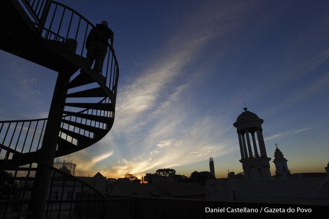 Final de tarde no Largo da Ordem - Foto: Daniel Castellano / Gazeta do Povo | 