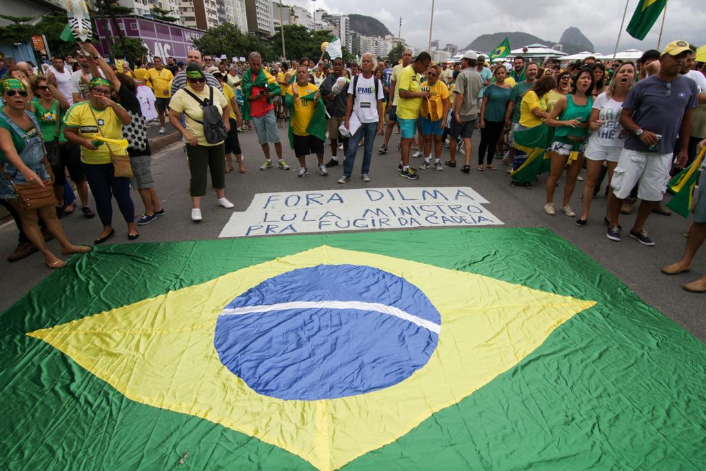 Público se reúne na orla de Copacabana para protesto contra corrupção | Luciano Belford/FramePhoto/Folhapres