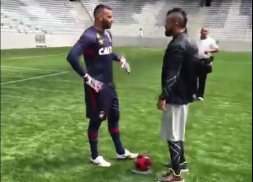 Weverton conversa com Victor Belfort antes de o lutador cobrar pênalti. | Reprodução Facebook UFC /