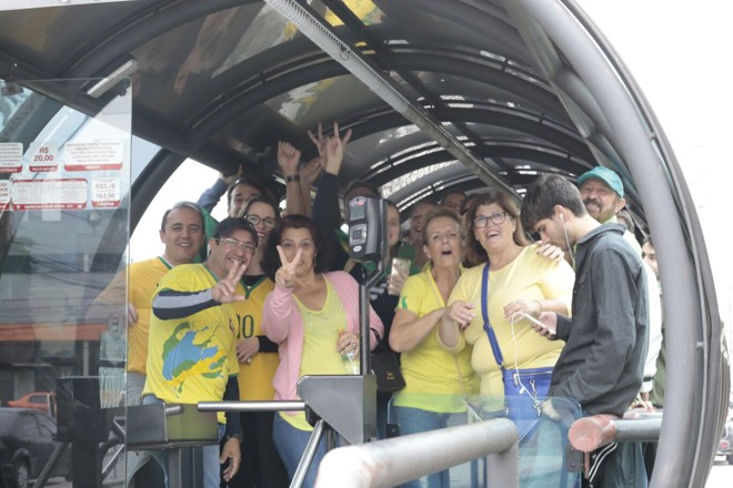 Em Curitiba, manifestantes se “espremem” em estação tubo, rumo ao ato na Praça Santos Andrade | Pedro Serapio/Gazeta do Povo