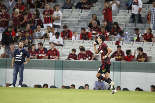 Em alta com o técnico Paulo Autuori, com quem já trabalhou no Japão, Pablo festeja o segundo gol dele em dois jogos seguidos: 3 a 0 para o Atlético contra o PSTC. | Antônio More/Gazeta do Povo
