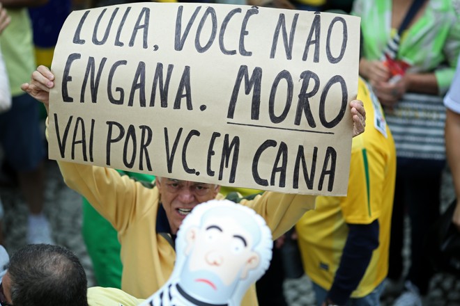 Cartazes incentivavam Moro a colocar Lula “em cana”. Foto: | Heuler Andrey/AFP