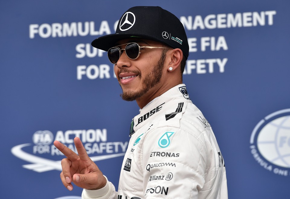 Atual campeão mundial, Hamilton abre mais uma temporada largando em primeiro. | Saeed Khan/AFP