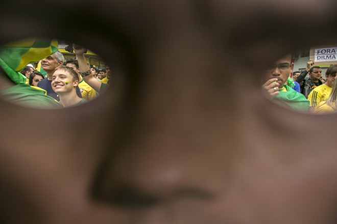 Protesto em Curitiba é visto através dos olhos da máscara do Moro. Foto: | Marcelo Andrade/Gazeta do Povo