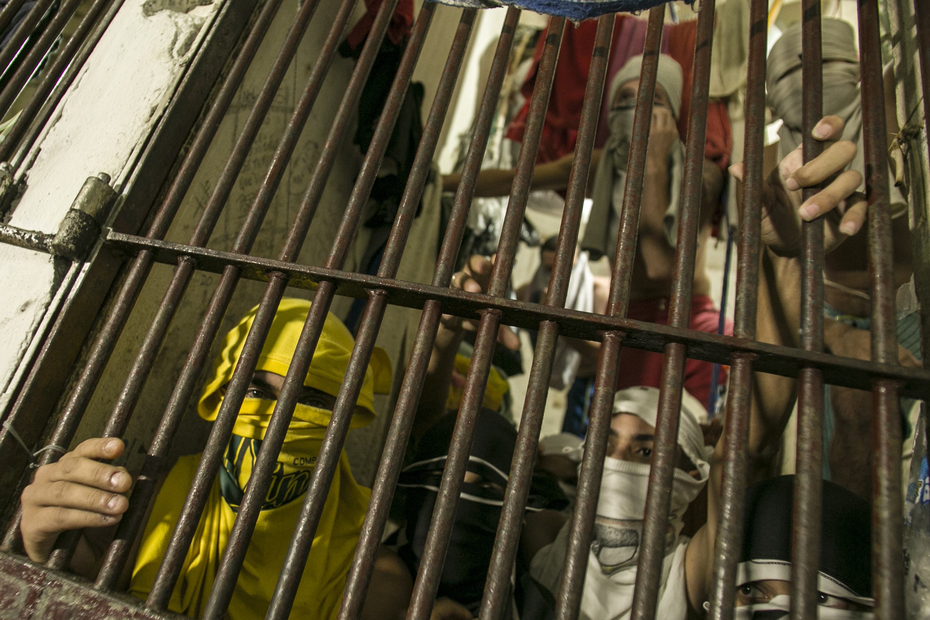 Flagra de fevereiro de 2016 mostra a carceragem da delegacia de Furtos e Roubos, no Jardim Botânico, em Curitiba, lotada | Marcelo Andrade/Gazeta do Povo