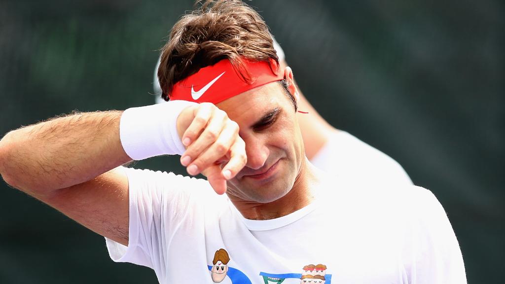 Afastado desde janeiro, o tenista suíço Roger Federer adiou sua volta às quadras por causa de problemas estomacais. | Clive Brunskill/AFP
