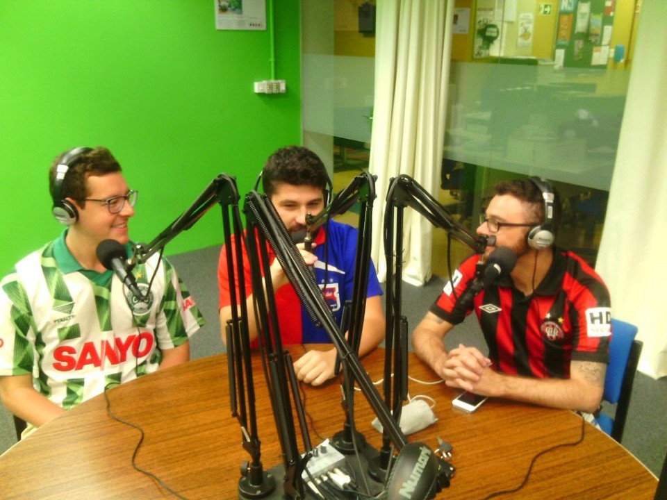 Xermi (Coritiba), Celotas (Paraná) e Adeh (Atlético): trio de ferro em discussão informal. | /