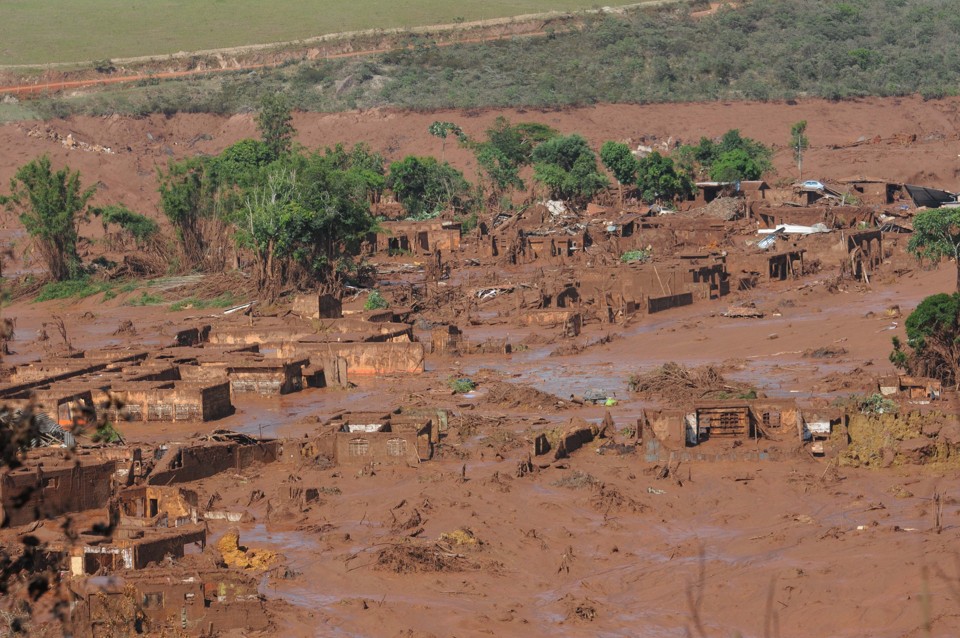 Rompimento de barragens destruiu o distrito de Bento Rodrigues, em Minas Gerais | Gladyston Rodrigues/EM/Divulgação