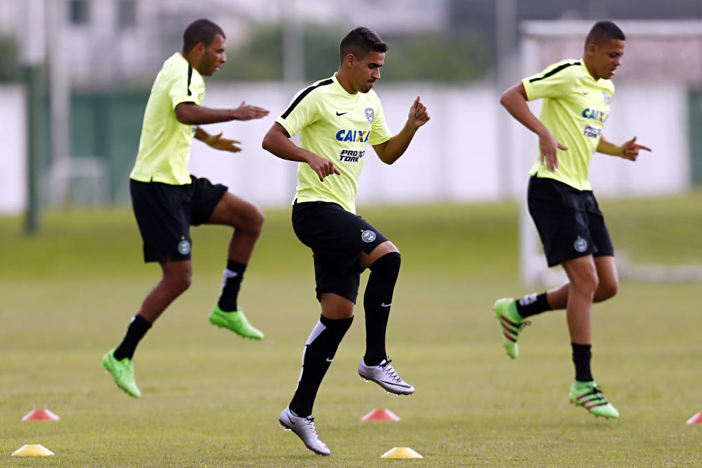 Thiago Lopes, ao centro, foi o talismã do Coxa no Atletiba. | Albari Rosa/Gazeta do Povo