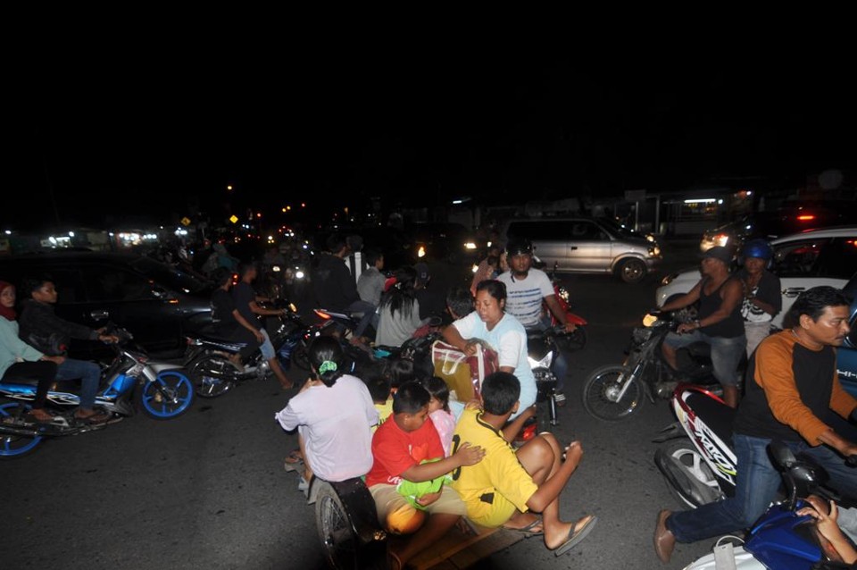As pessoas inundaram as ruas de Padang após o forte terremoto | STR/AFP