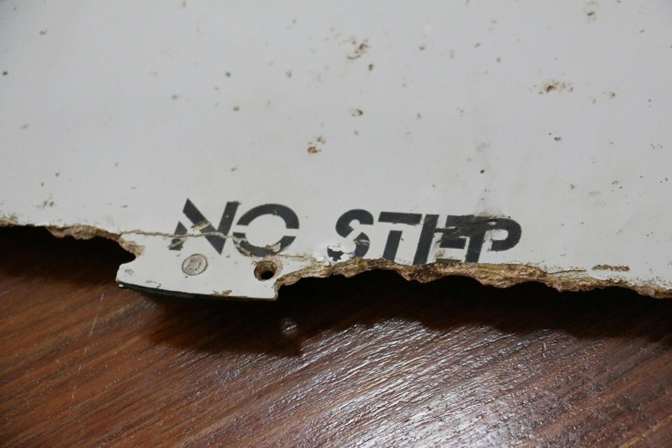 Peça traz a inscrição “no step” (não pise), que normalmente é colocada em áreas da asa de aviões comerciais | ADRIEN BARBIER/AFP